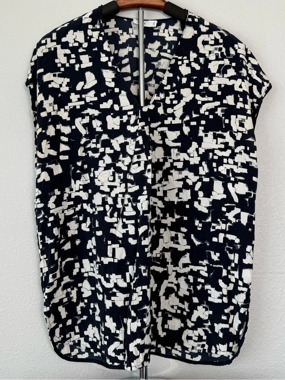 Vince 100% Silk Sleeveless Top Abstract Print Women Size M - Picture 9 of 12